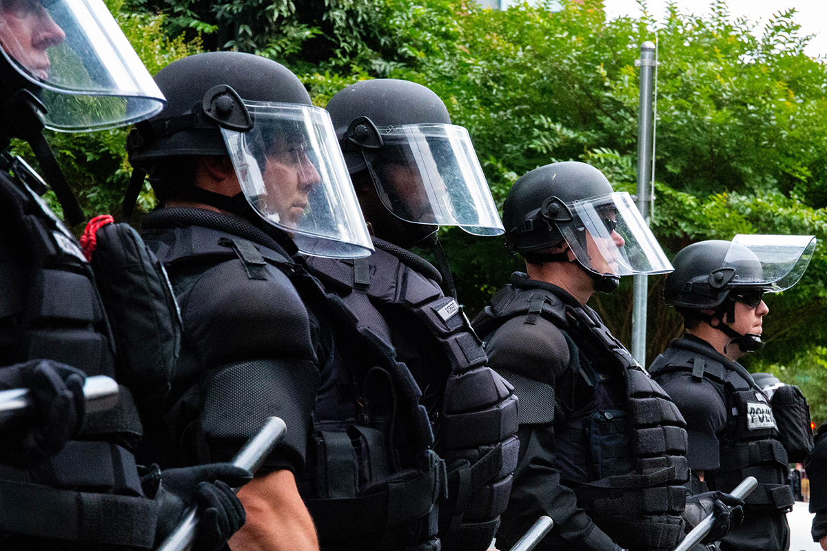 Portland police form a line in riot gear to contain clashes between antifa and the Proud Boys after the June 30 Patriot Prayer rally at Terry Schrunk Plaza in downtown Portland. (Brendan Campbell/News21)